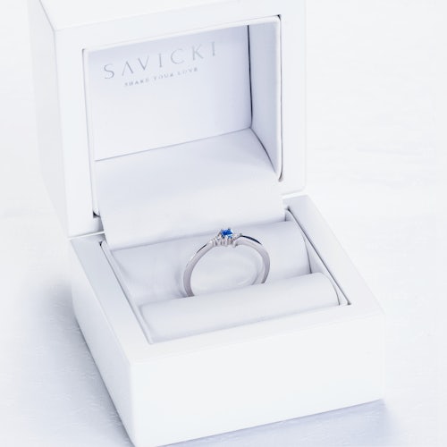 Pierścionek zaręczynowy SAVICKI: białe złoto, niebieski szafir, diamenty